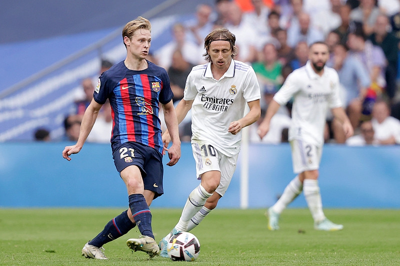 世体：由于比赛中有球迷闯入场地 巴萨可能被西甲纪律委员会罚款