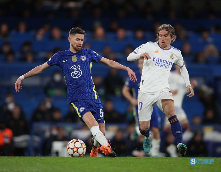 摘队长袖标？破案了！实际情况是C罗争抢中袖标掉落被明斯捡起